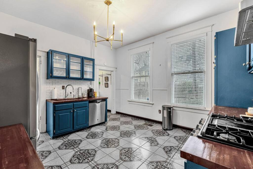 Exquisite Two-story Located In Midtown Holiday home *