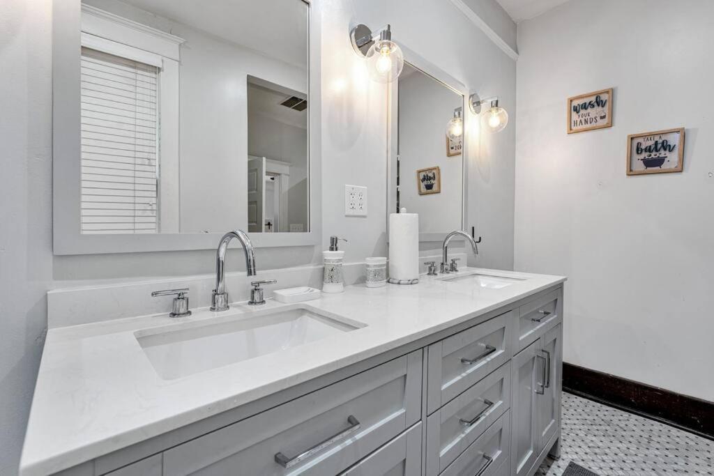 Exquisite Two-story Located In Midtown Holiday home *