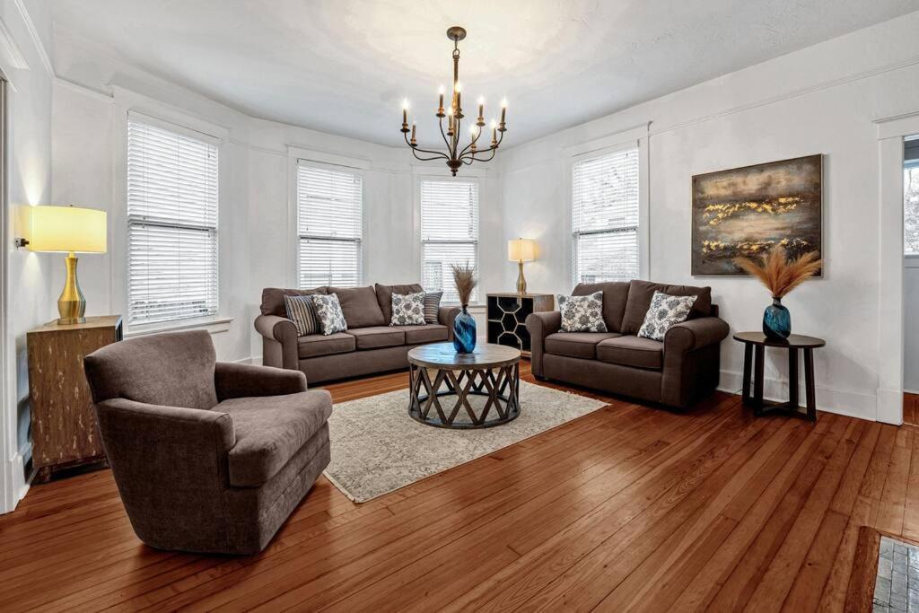 Exquisite Two-story Located In Midtown Holiday home *