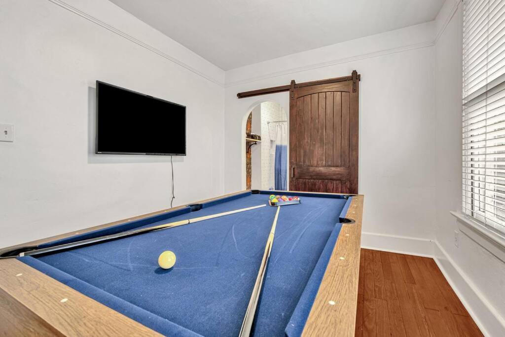 Exquisite Two-story Located In Midtown *