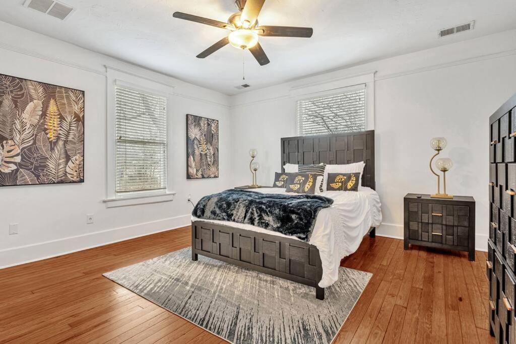 Exquisite Two-story Located In Midtown Holiday home