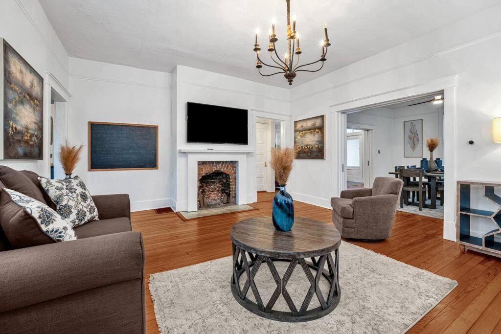 Exquisite Two-story Located In Midtown Holiday home