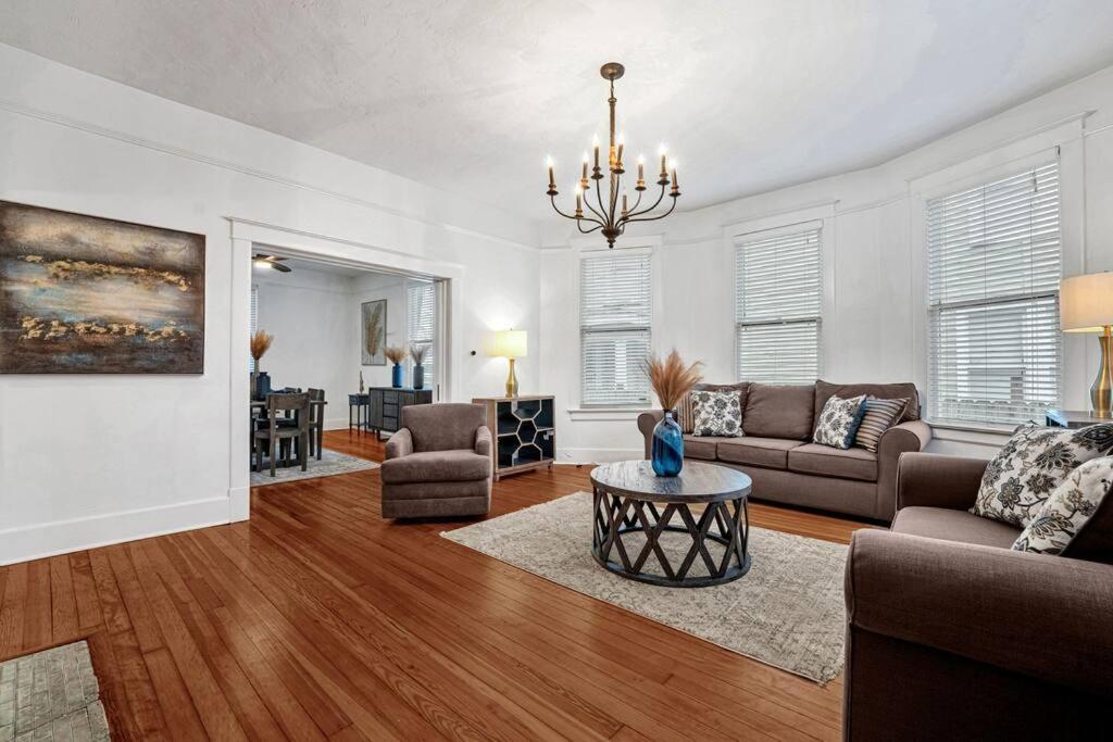 Exquisite Two-story Located In Midtown Holiday home