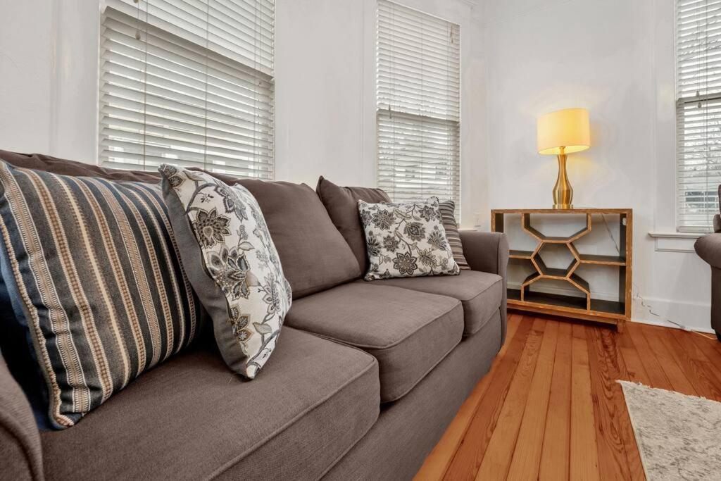 Exquisite Two-story Located In Midtown Holiday home *