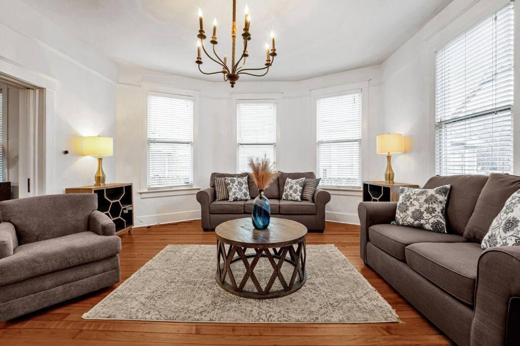 Exquisite Two-story Located In Midtown *