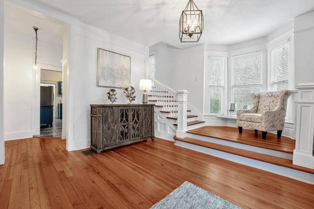 Exquisite Two-story Located In Midtown